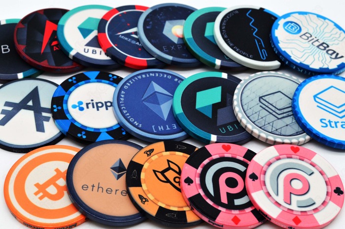 Poker in a decentralized landscape